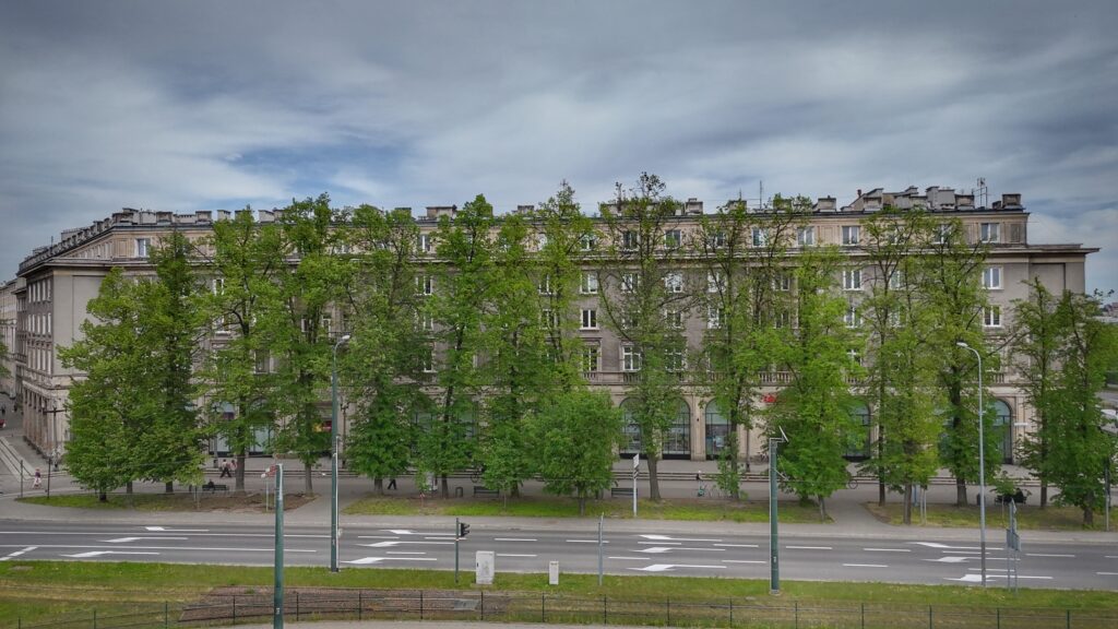 Nowa Huta miasto w parku czy park, który zasłonił miasto - Plac Centralny